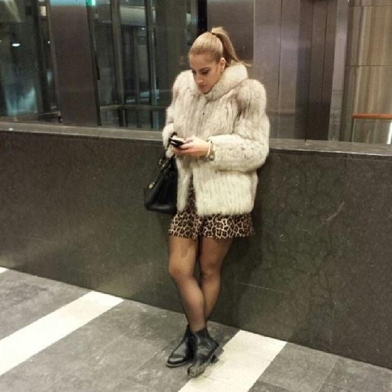25P woman in fur coat 25