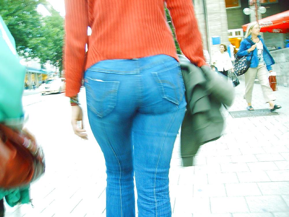 10P Street Candid Butts