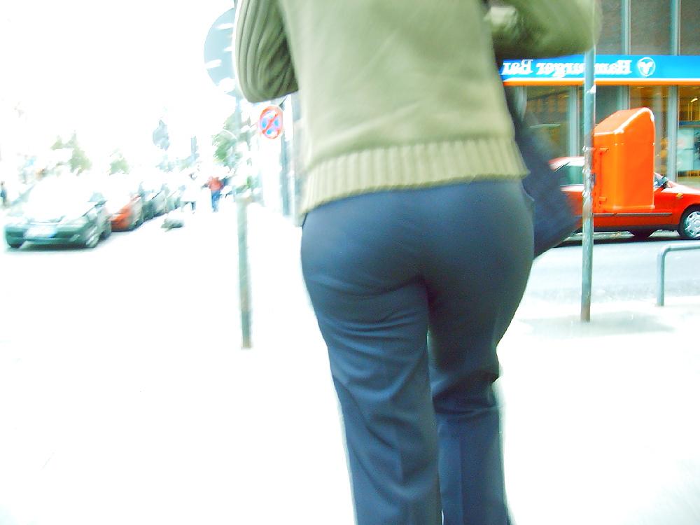 10P Street Candid Butts
