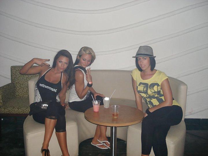 25P Hooters girl + Friends 