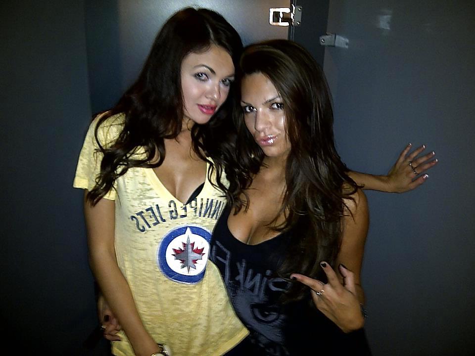 25P Hooters girl + Friends 