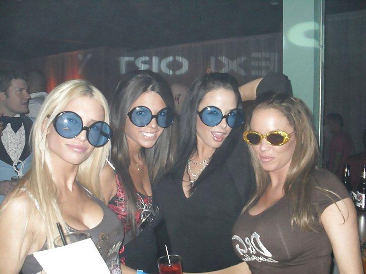 25P Hooters girl + Friends 