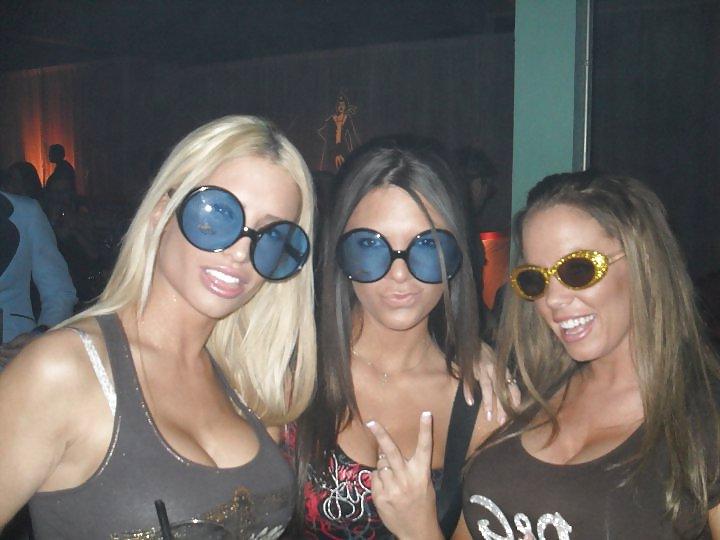 25P Hooters girl + Friends 