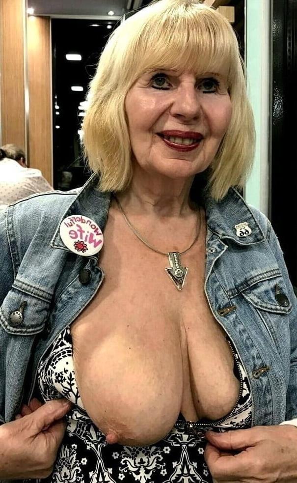 25P Show me your tits 092.