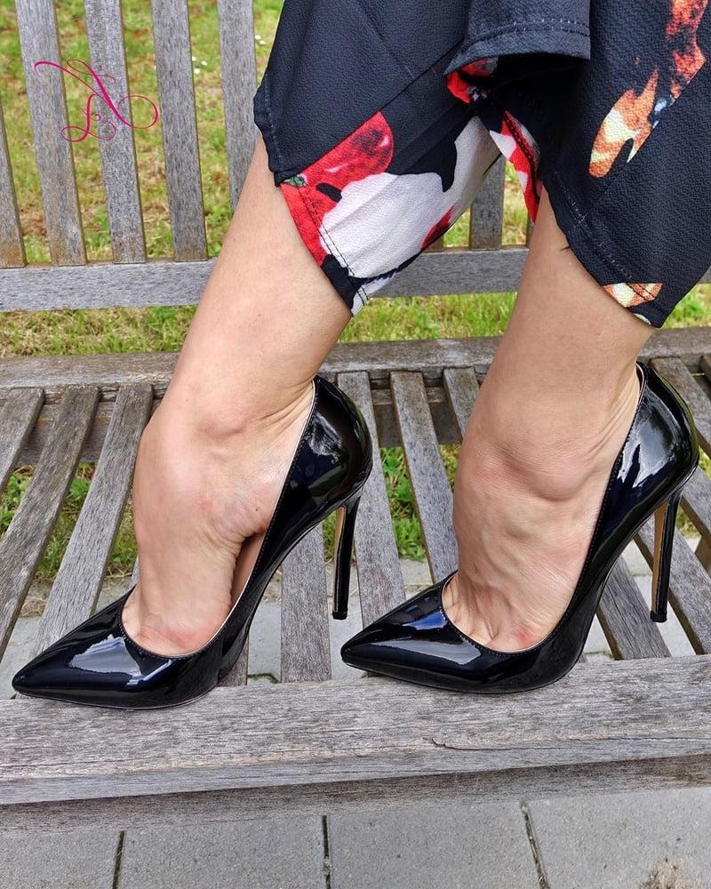 25P This 49 y.o. mature likes double penetration, nylons,upskirt