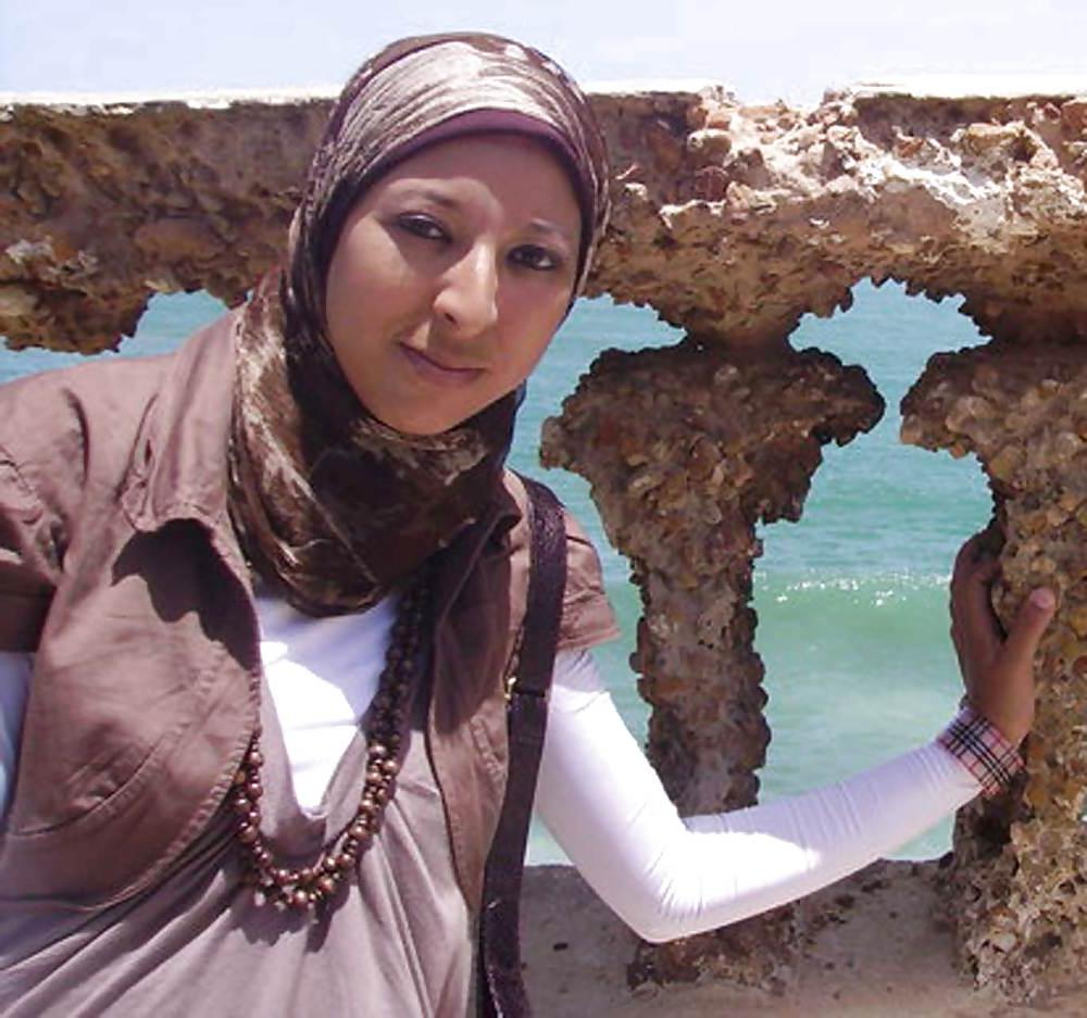 25P Non-porno Arab girl, with or without hijab  III