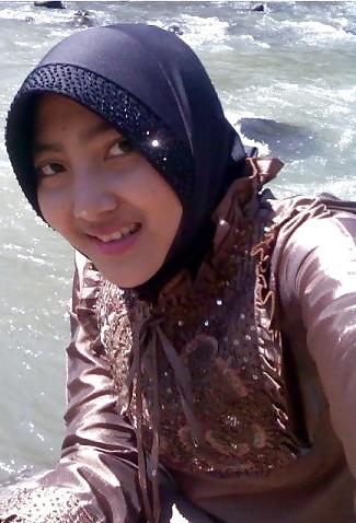 25P Non-porno Arab girl, with or without hijab  III