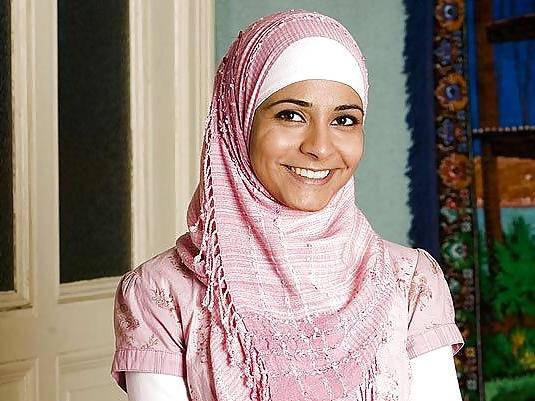 25P Non-porno Arab girl, with or without hijab  III