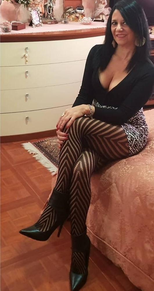 25P PERFECT   FEET, STOCKINGS AND SHOES,