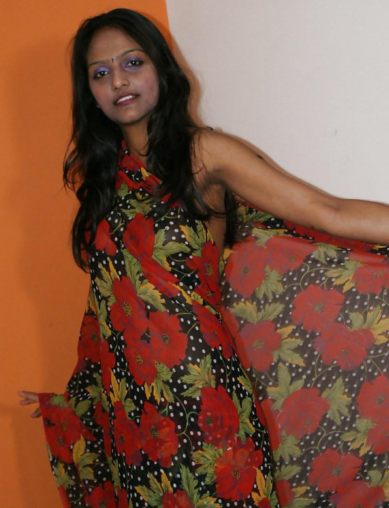 25P Indian girl striptease - travelodge hotel pics