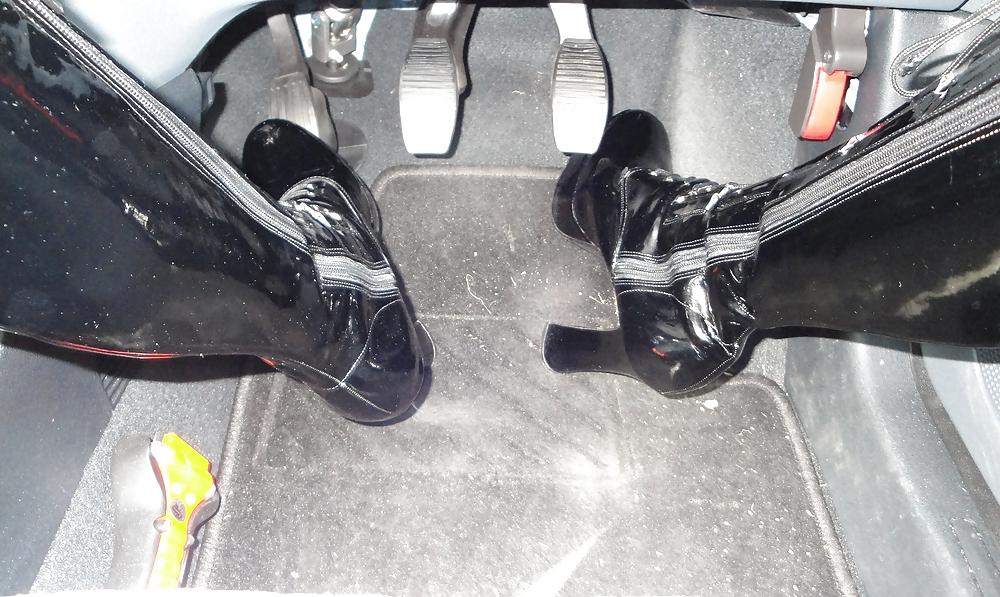 8P Kinky latex in her car