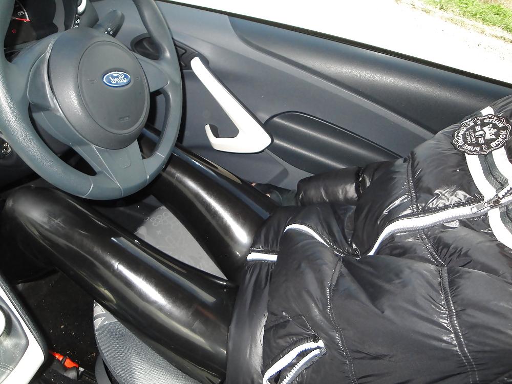 8P Kinky latex in her car