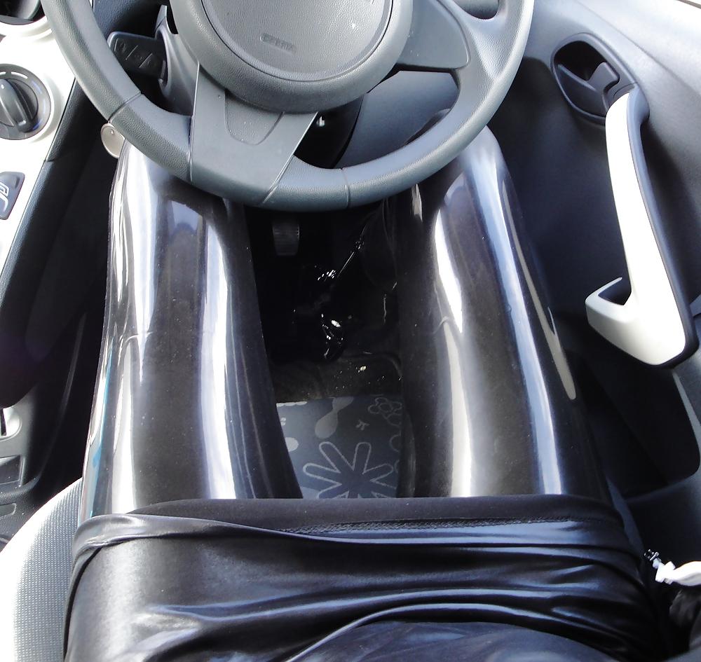 8P Kinky latex in her car