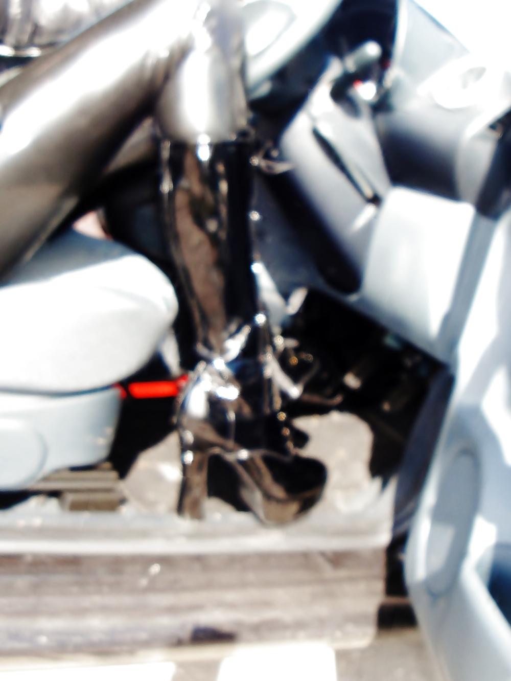 8P Kinky latex in her car