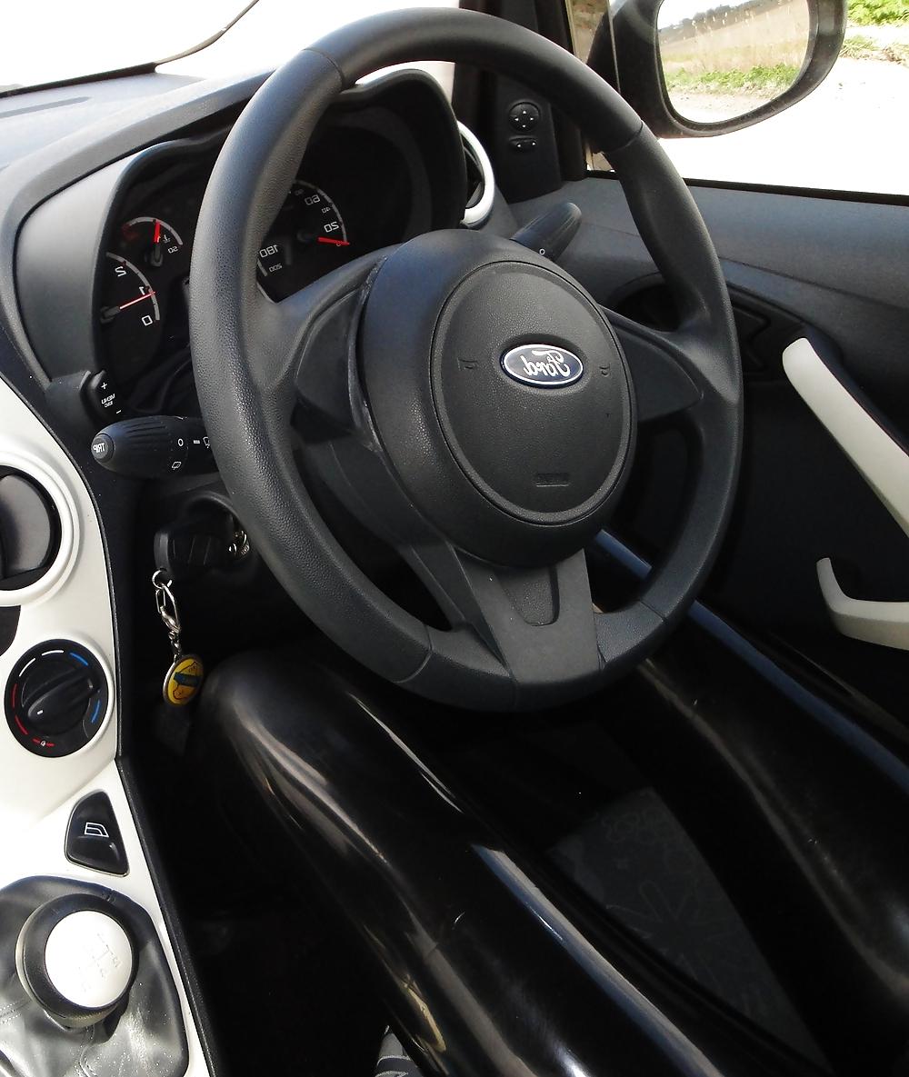 8P Kinky latex in her car