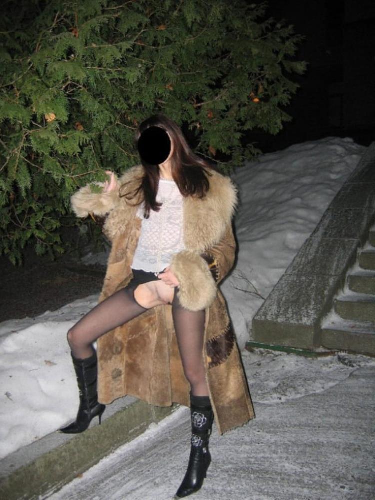 25P Nude under fur coat 9