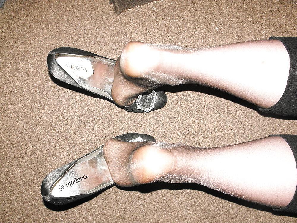 25P Wearing  tights with at least 3 loads of cum in the feet!!