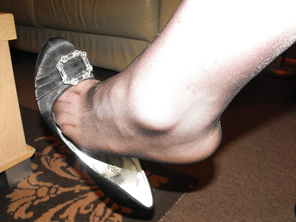 25P Wearing  tights with at least 3 loads of cum in the feet!!