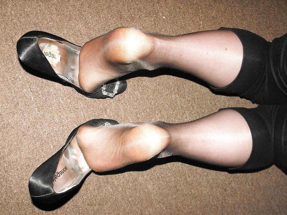 25P Wearing  tights with at least 3 loads of cum in the feet!!