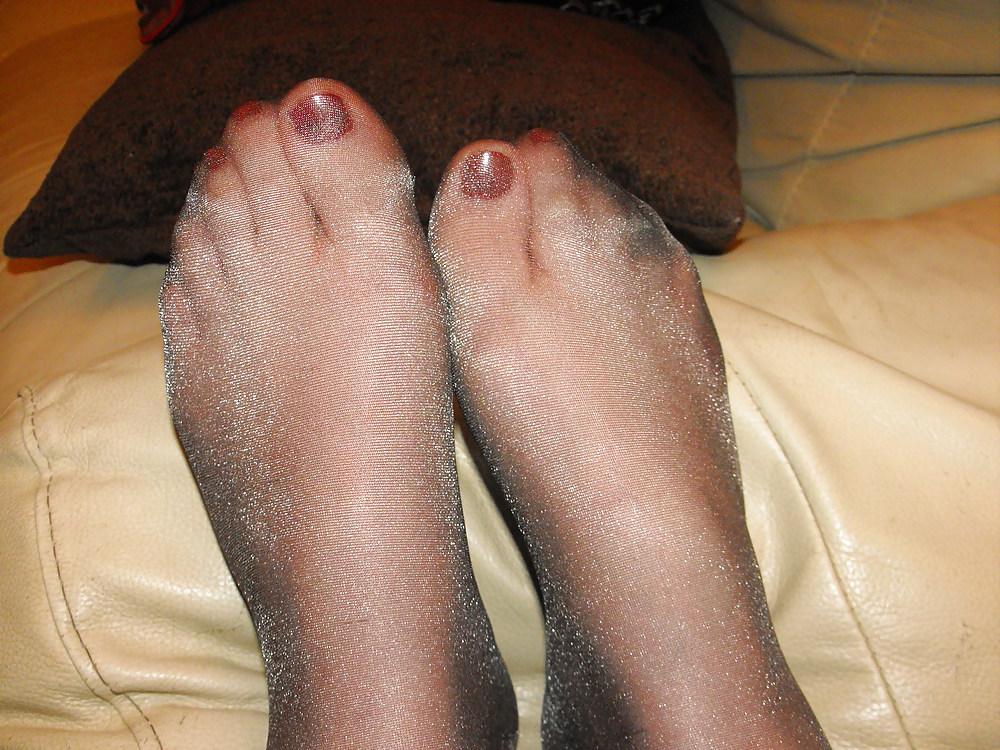 25P Wearing  tights with at least 3 loads of cum in the feet!!