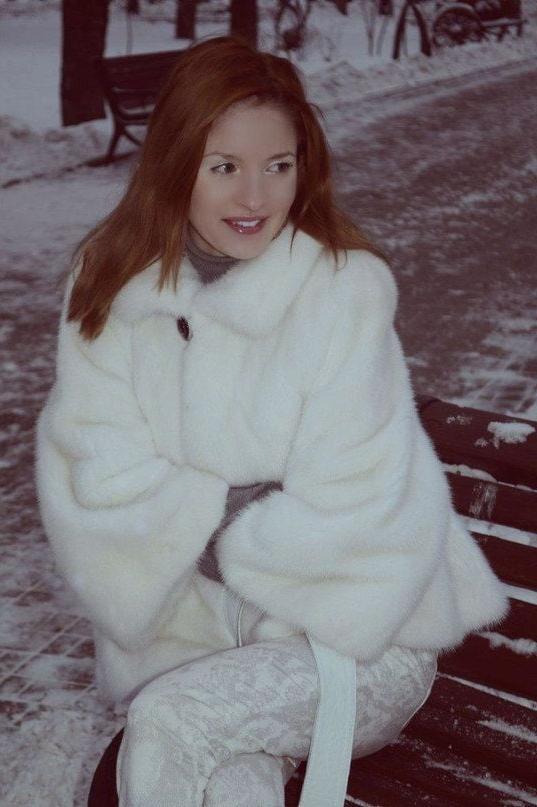 25P woman in fur coat 24