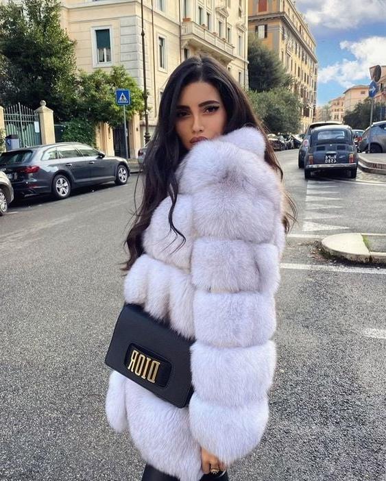 25P woman in fur coat 24