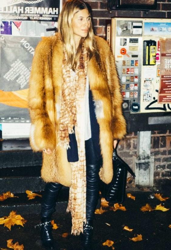 25P woman in fur coat 24