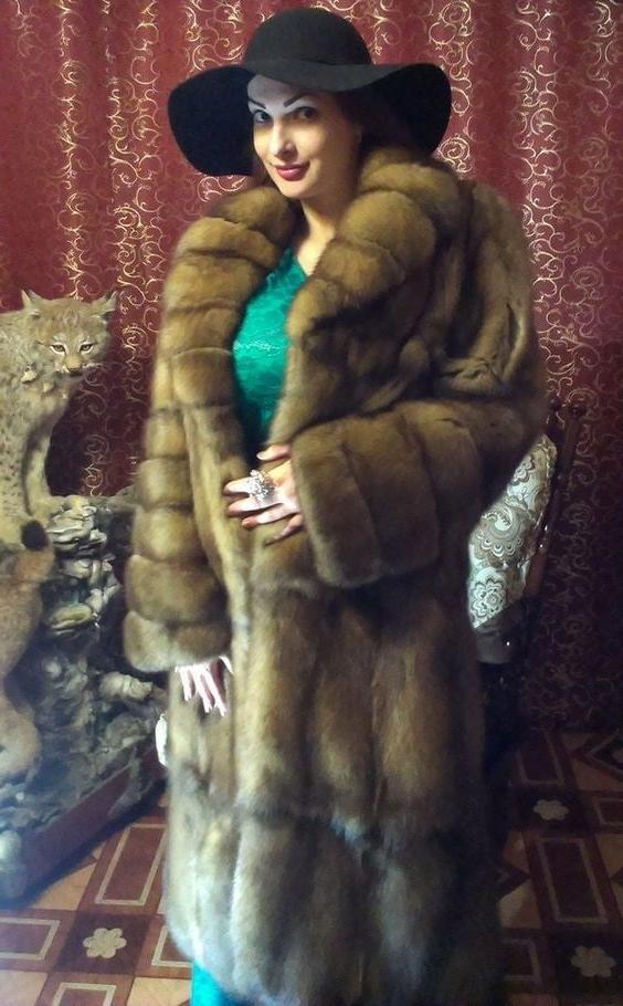 25P woman in fur coat 24