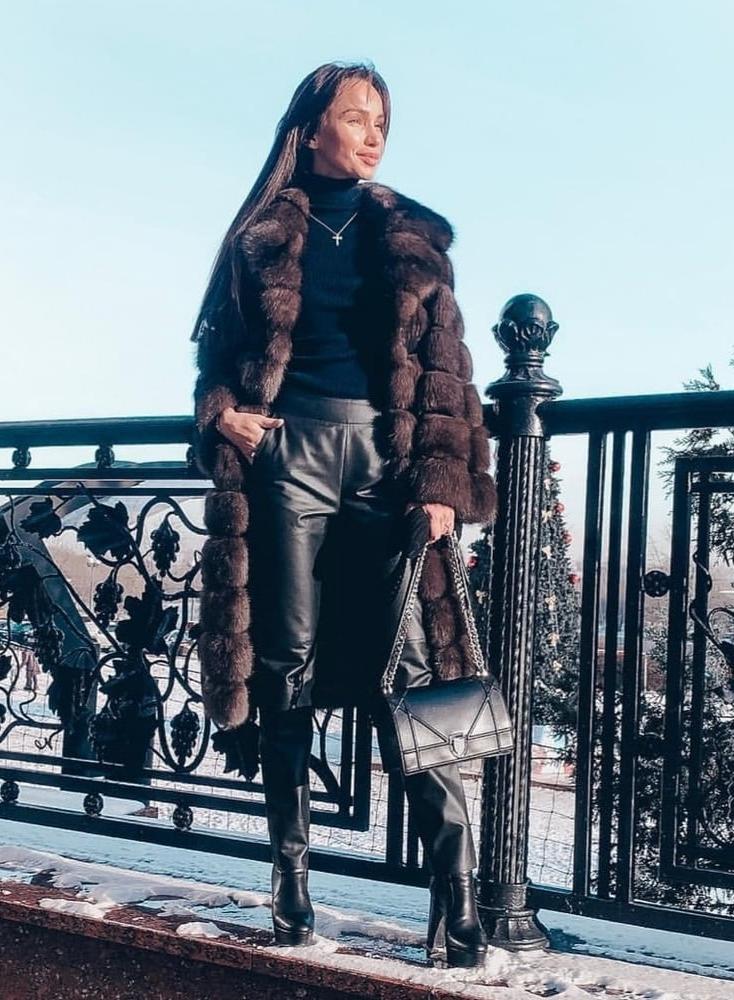 25P woman in fur coat 24