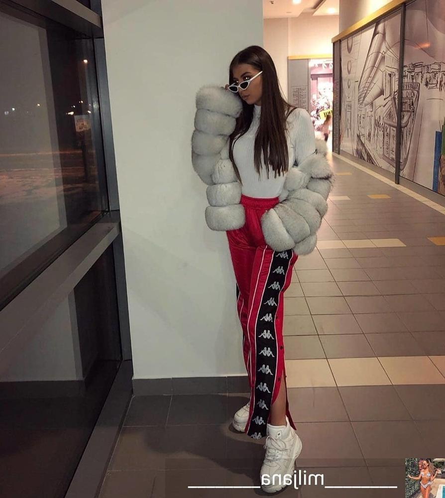 25P woman in fur coat 24