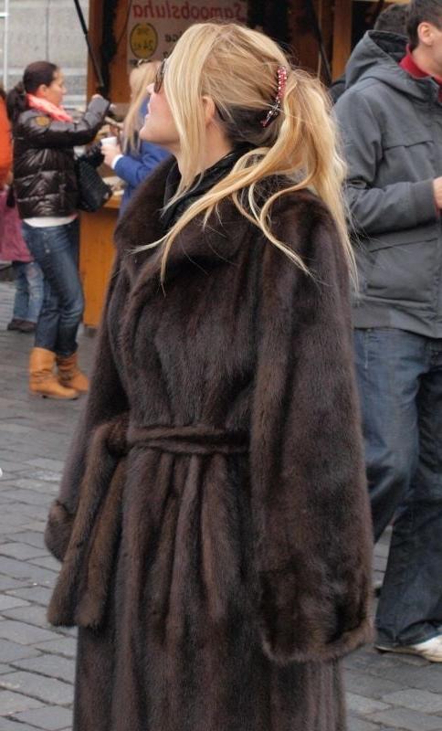 25P woman in fur coat 24