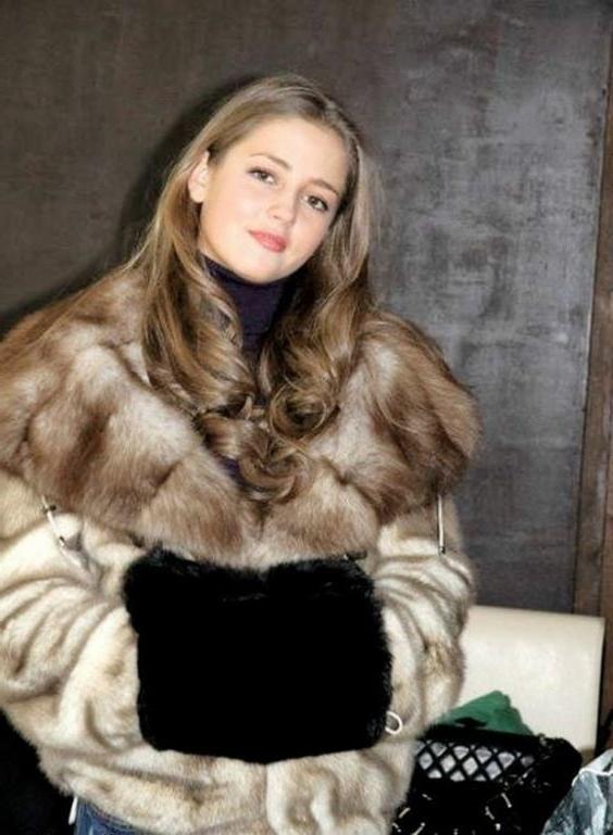 25P woman in fur coat 24