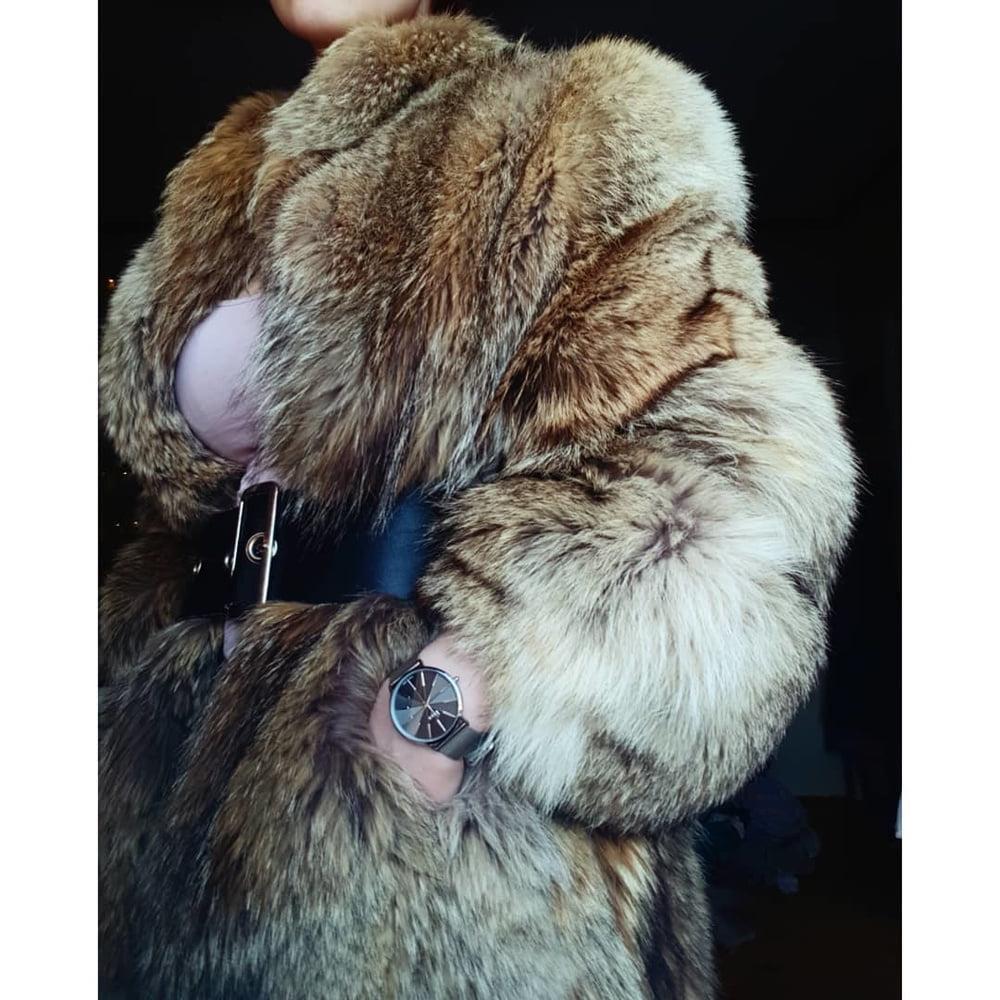 25P woman in fur coat 24