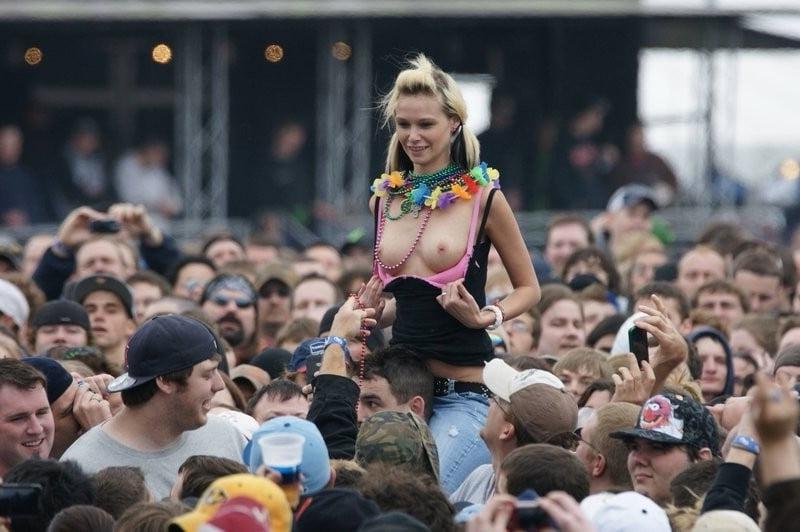 25P Show me your Tits