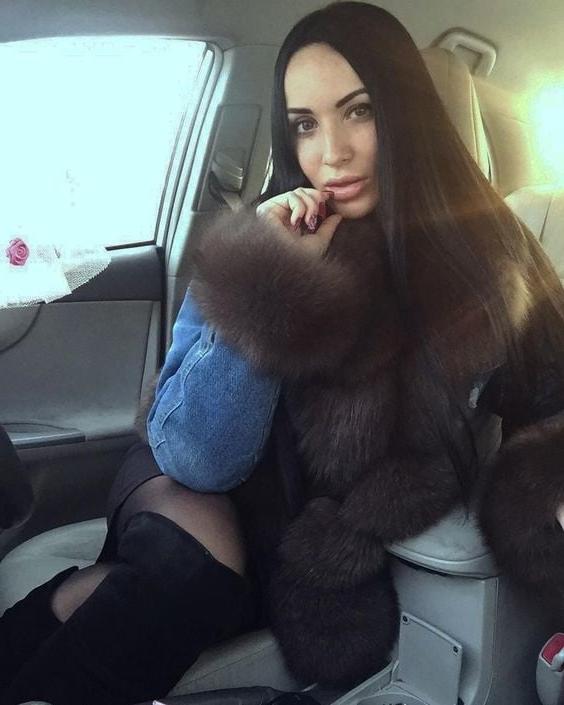 25P woman in fur coat 23