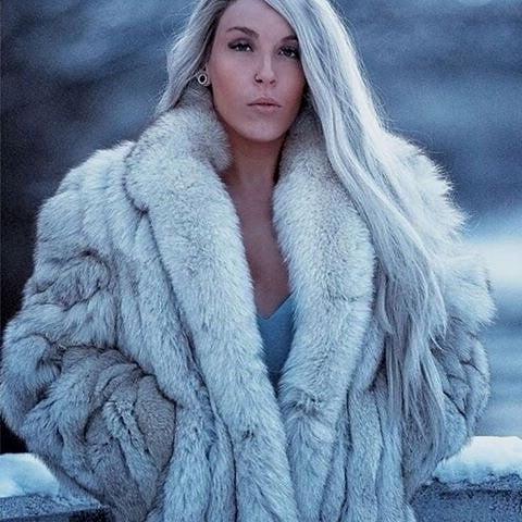 25P woman in fur coat 23