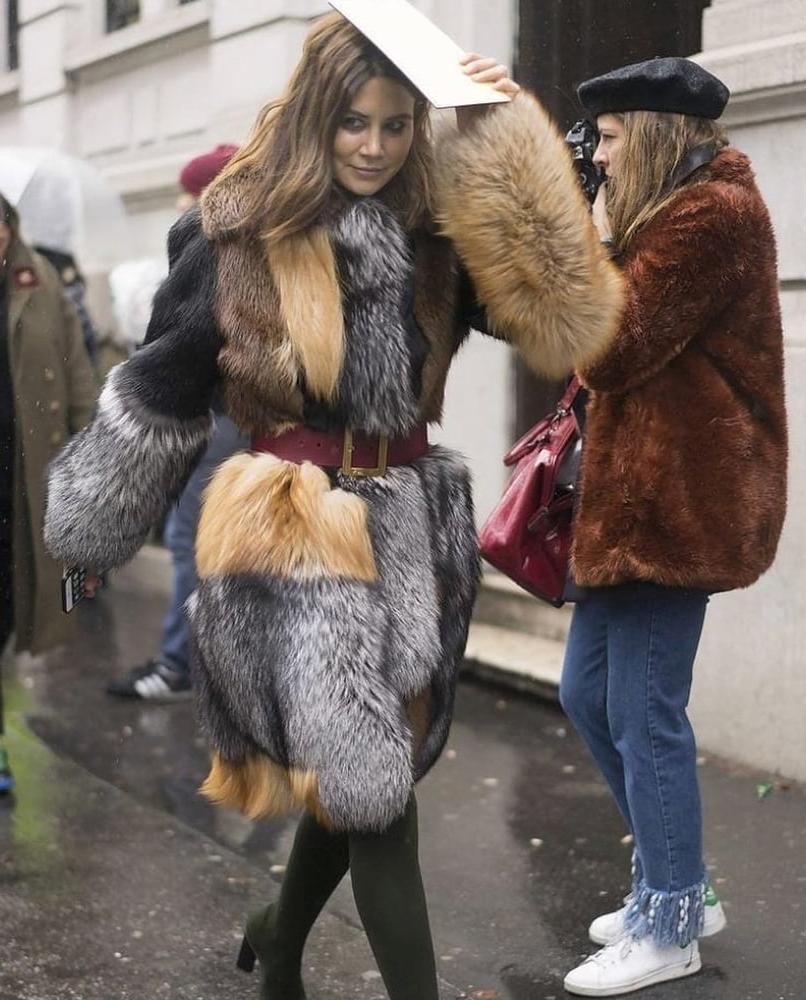 25P woman in fur coat 23