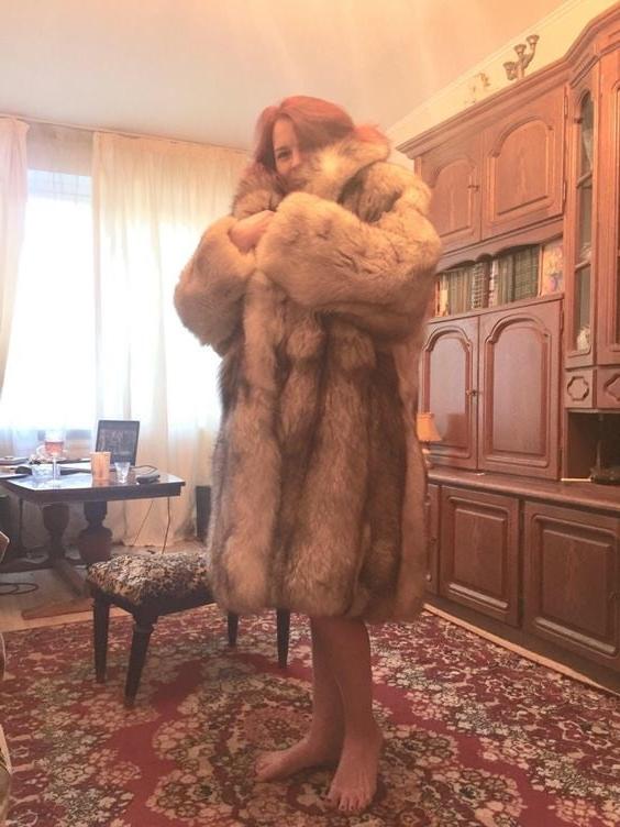 25P woman in fur coat 23