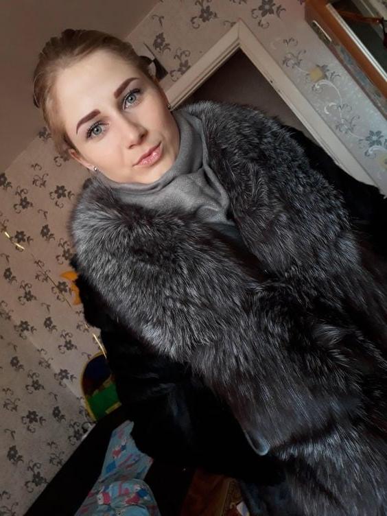 25P woman in fur coat 23