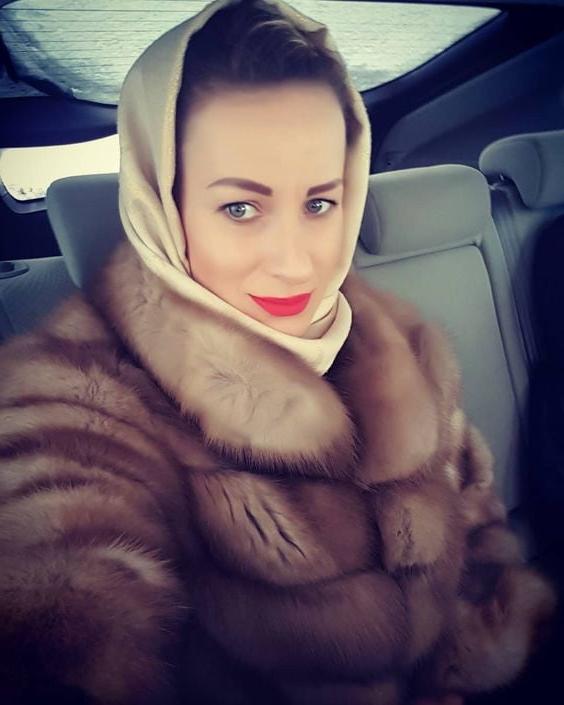 25P woman in fur coat 23