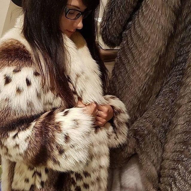 25P woman in fur coat 23