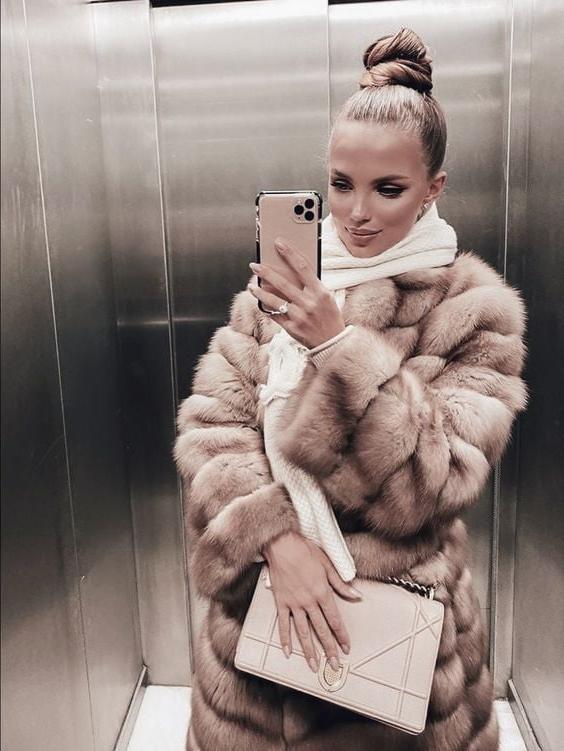 25P woman in fur coat 23