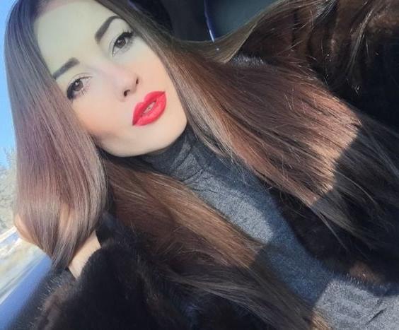25P woman in fur coat 23