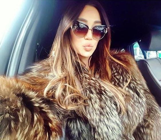 25P woman in fur coat 23