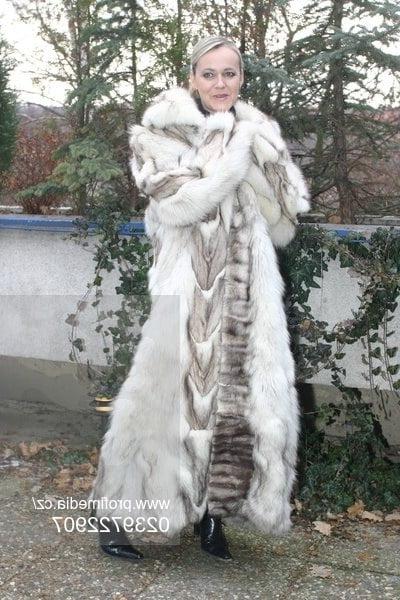 25P woman in fur coat 23