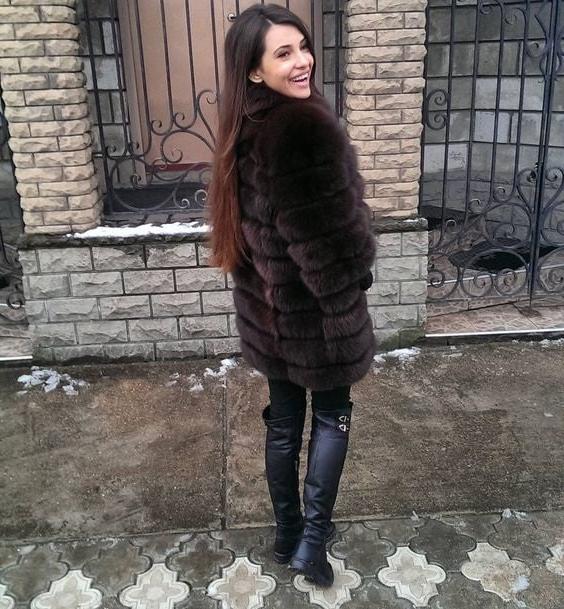 25P woman in fur coat 23