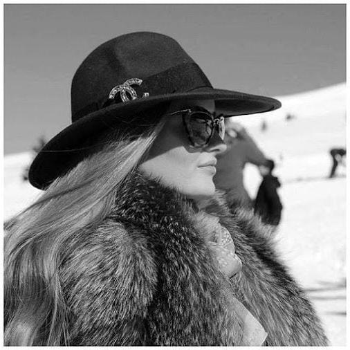 25P woman in fur coat 23