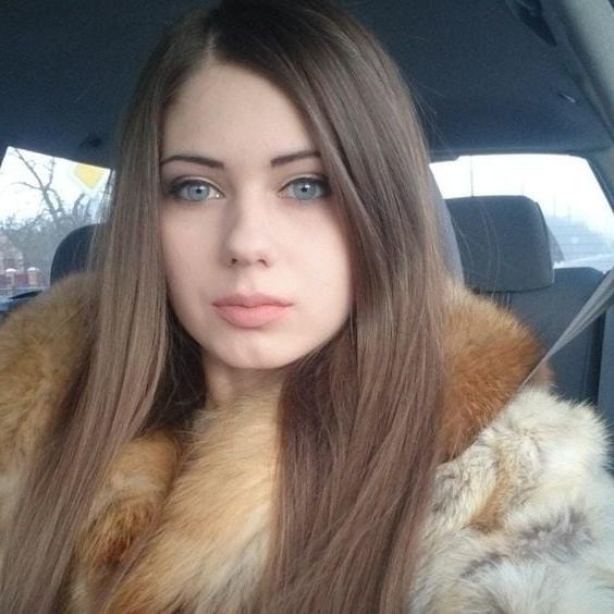 25P woman in fur coat 23