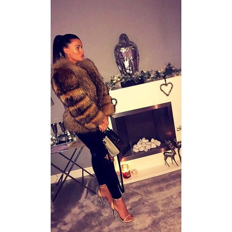 25P woman in fur coat 23