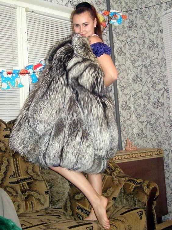 25P woman in fur coat 23